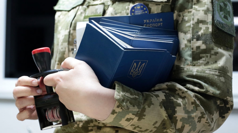 На Украине назвали число получивших биометрический паспорт жителей ДНР и ЛНР