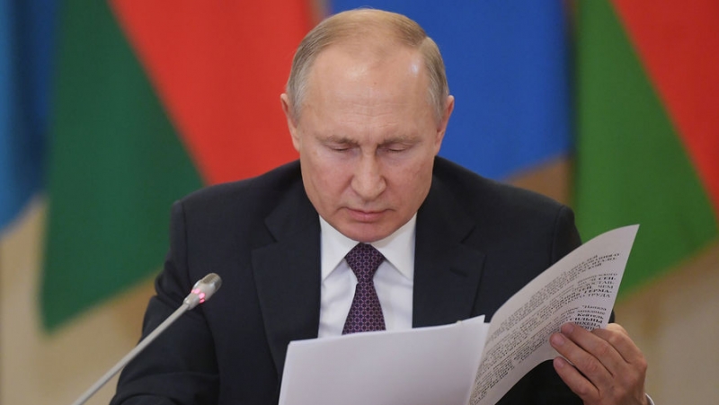 «Ъ» опубликовал перечень поручений Путина по борьбе с ВИЧ