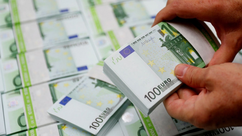 Курс евро поднялся до 75 рублей впервые за год