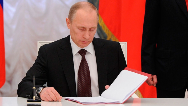 Путин подписал закон о показе нацистской символики без пропаганды