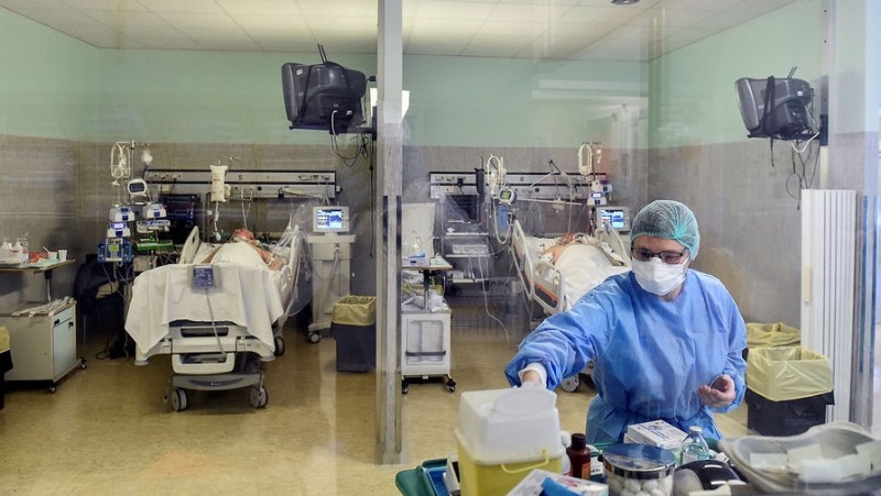 В Италии за сутки от коронавируса скончалась почти тысяча человек