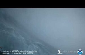 Беспилотный аппарат впервые снял кадры из центра урагана 4-й категории